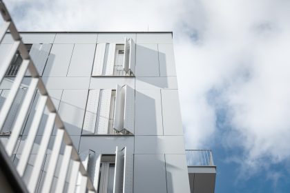 Проект Vila Biela: Крупный план белого фасада с раскрытыми перфорированными ставнями