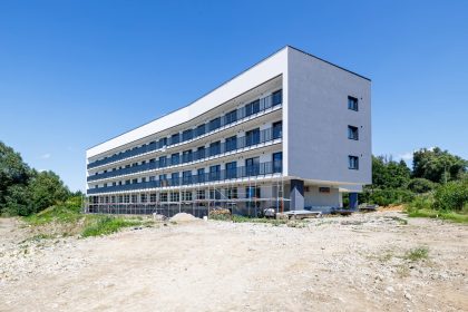 Проект Nová Záhorská: Фотография светлого корпуса с длинными синими балконами