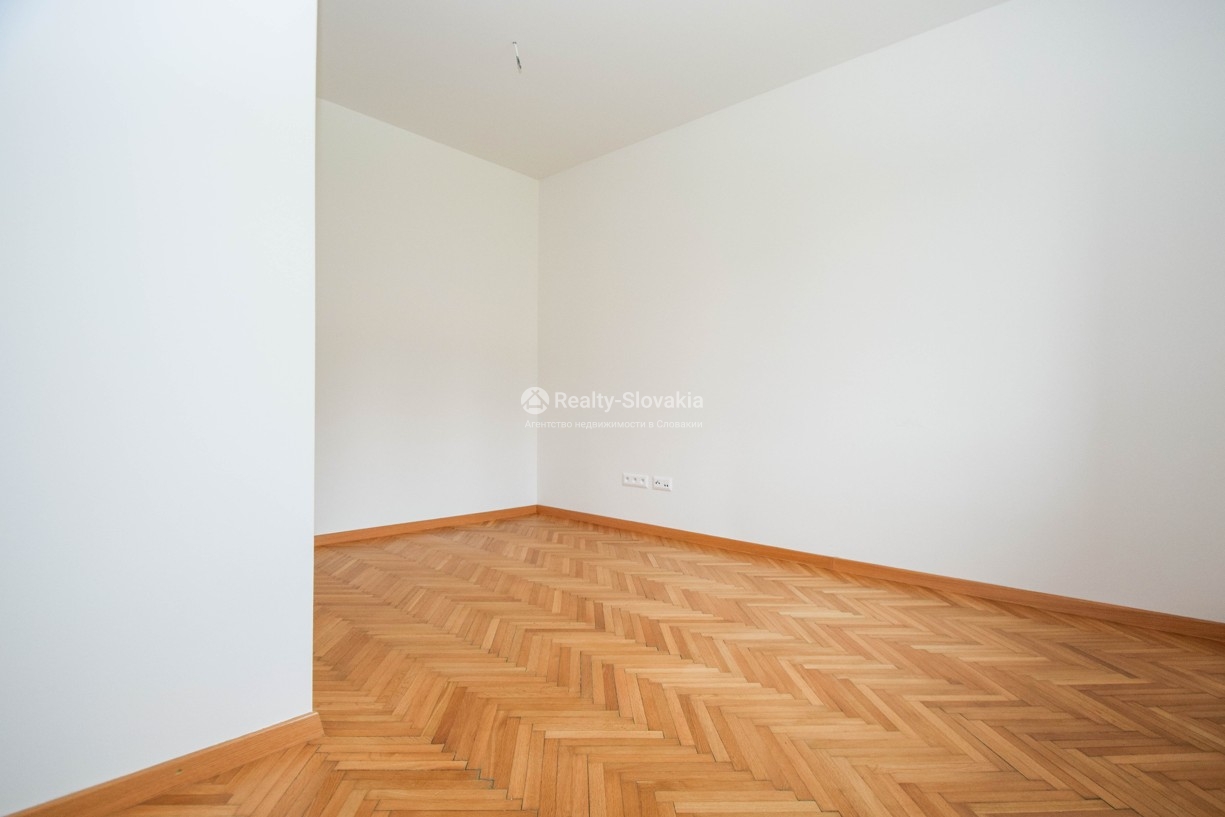 Пустая комната с паркетным полом — 4-к дом, аренда, Братислава (Старе Место)