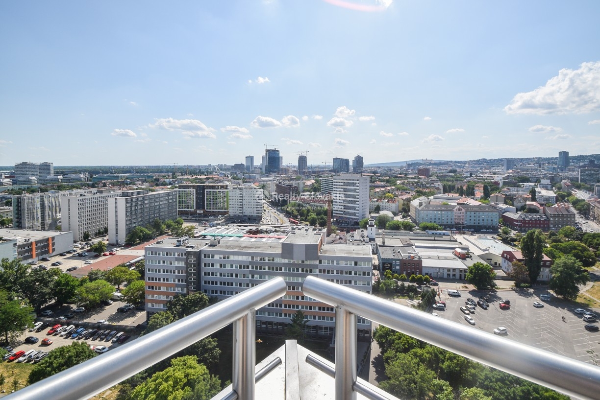 Вид на город с балкона — 4-к квартира, аренда, Братислава (Ружинов)
