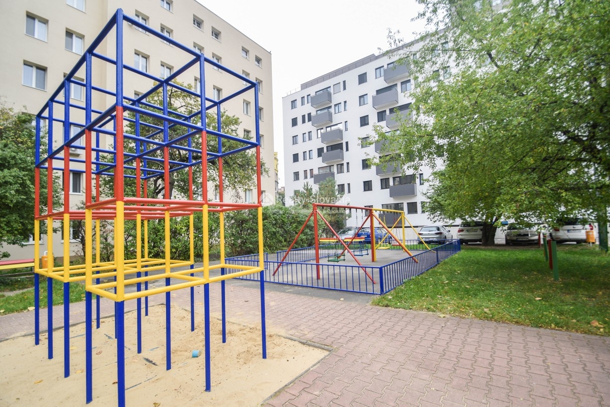 Детская площадка с игровыми конструкциями — 3-к квартира, аренда, Братислава (Нове Место)