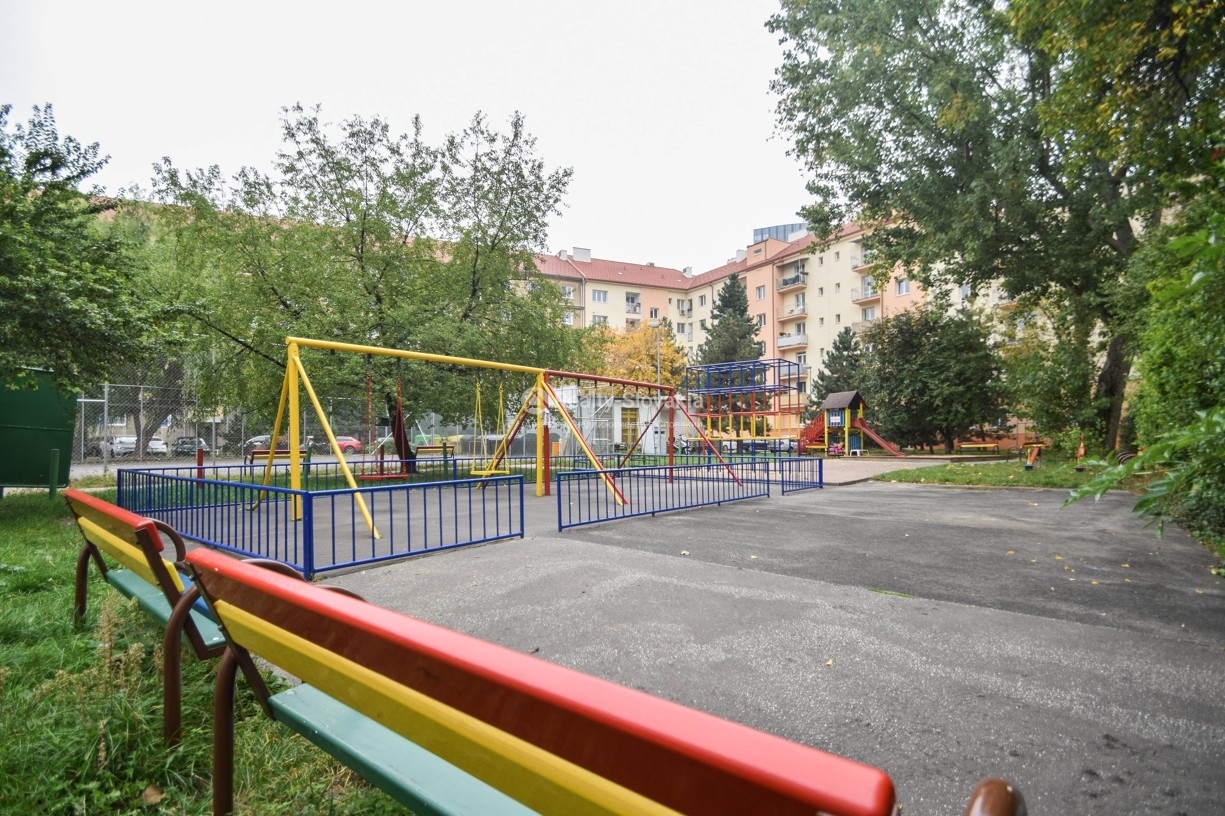 Детская площадка с горками и качелями — 3-к квартира, аренда, Братислава (Нове Место)