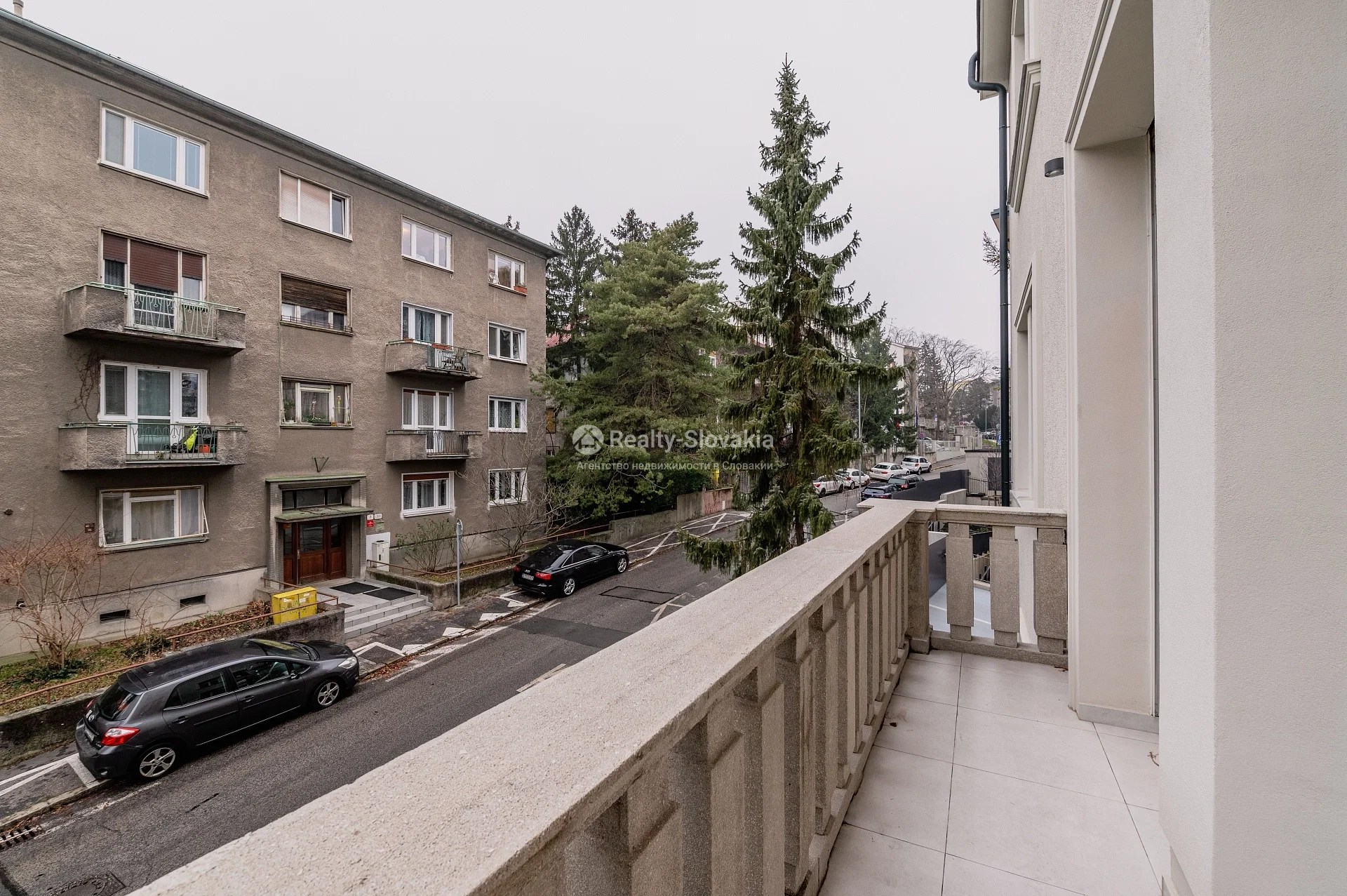 Балкон с видом на улицу и дома — 5-к квартира, аренда, Братислава (Старе Место)