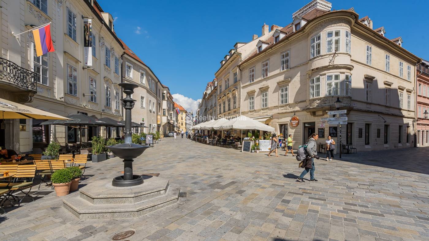 Улица с кафе и фонтаном в центре — 4-к квартира, аренда, Братислава (Старе Место)