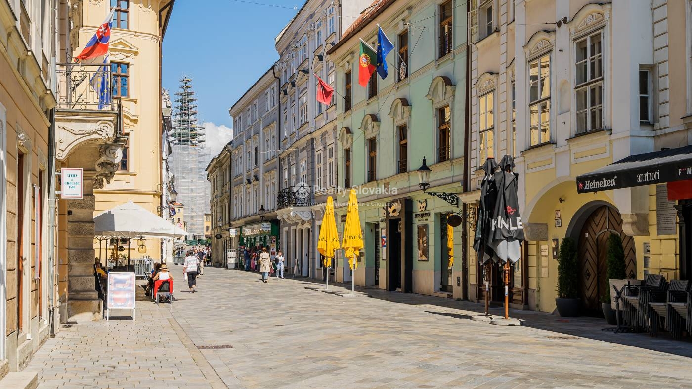 Улица с кафе и флагами в центре города — 4-к квартира, аренда, Братислава (Старе Место)