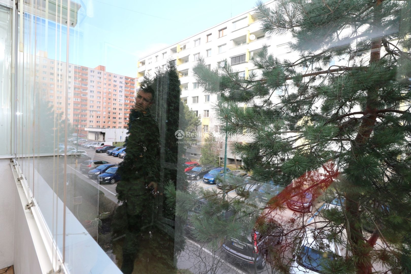 Вид из окна на парковку и здания — 3-к квартира, аренда, Братислава (Петржалка)