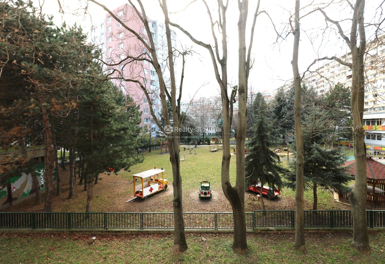Вид на парк с детской площадкой — 3-к квартира, аренда, Братислава (Петржалка)