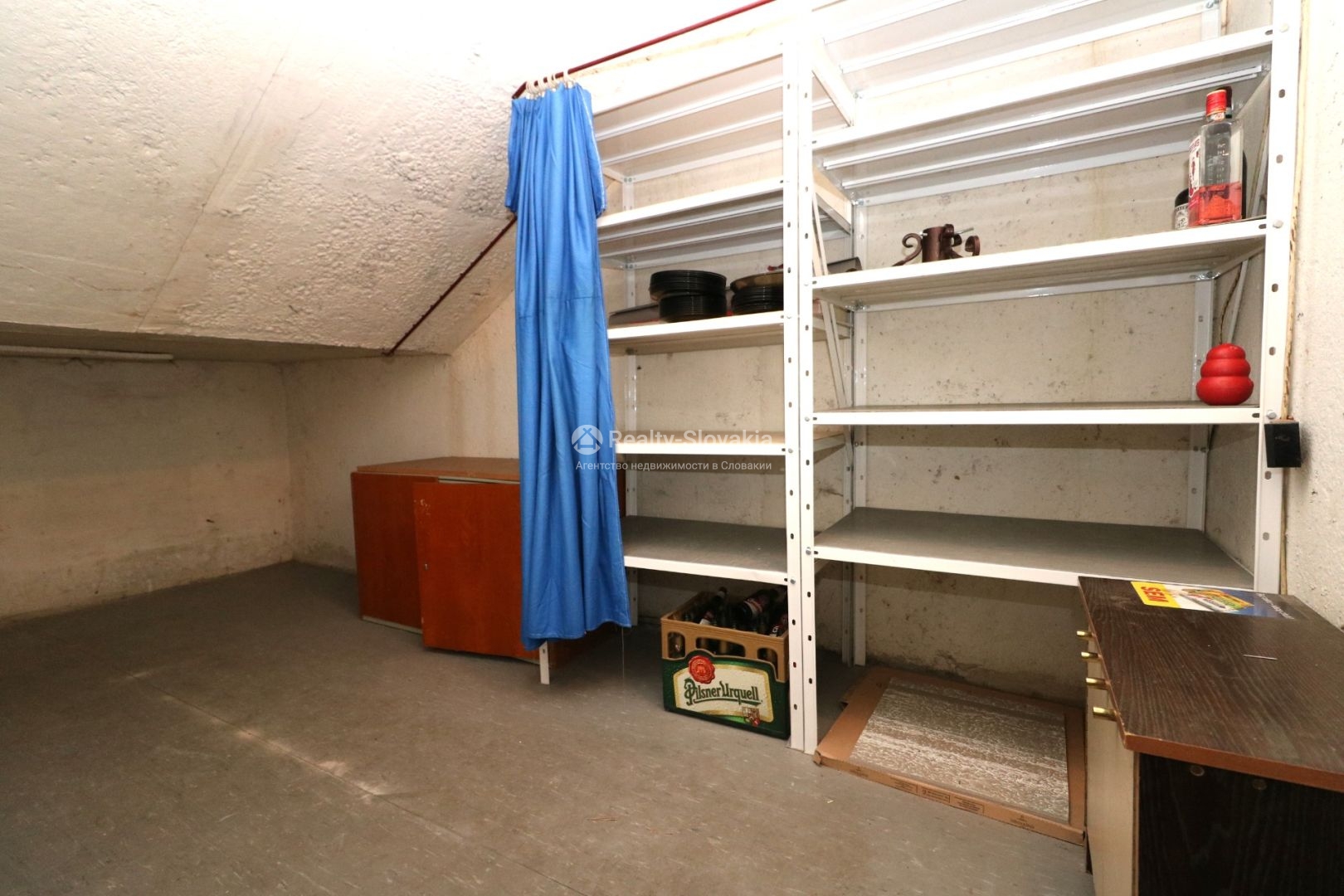 Кладовая с металлическими полками и шкафом — 3-к квартира, аренда, Братислава (Петржалка)
