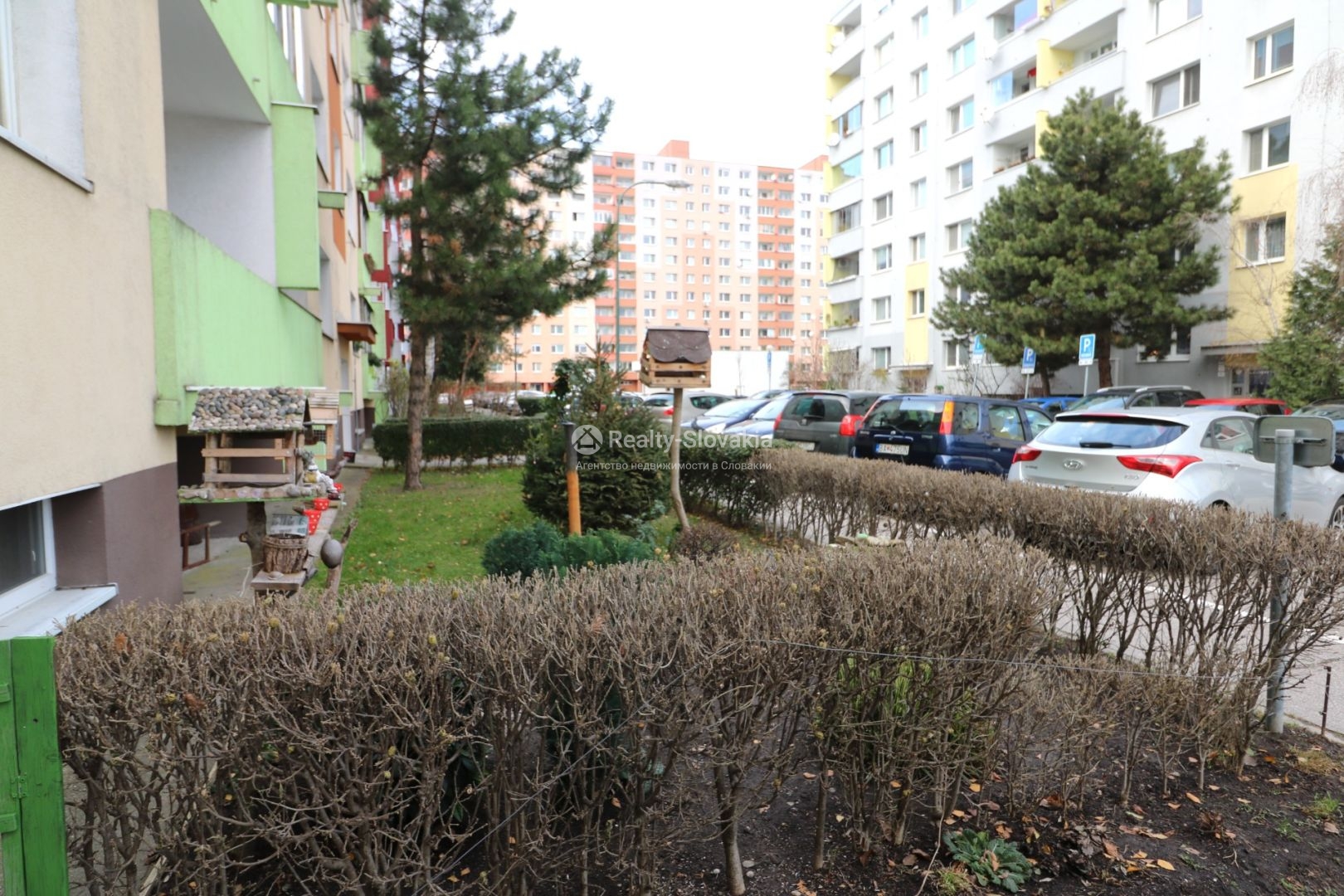 Вид на жилой дом со двора — 3-к квартира, аренда, Братислава (Петржалка)