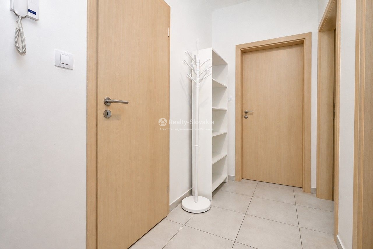 Коридор с дверью и шкафом — 2-к квартира, аренда, Братислава (Ружинов)