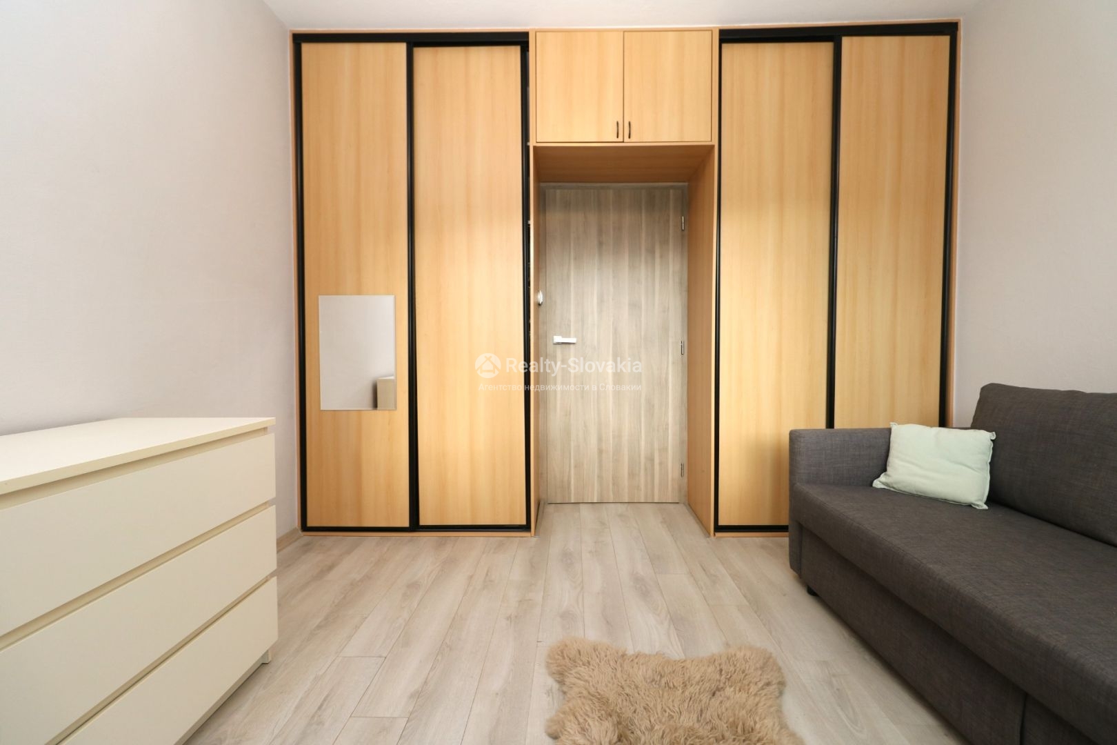 Гостиная с диваном и шкафами — 3-к квартира, аренда, Братислава (Петржалка)