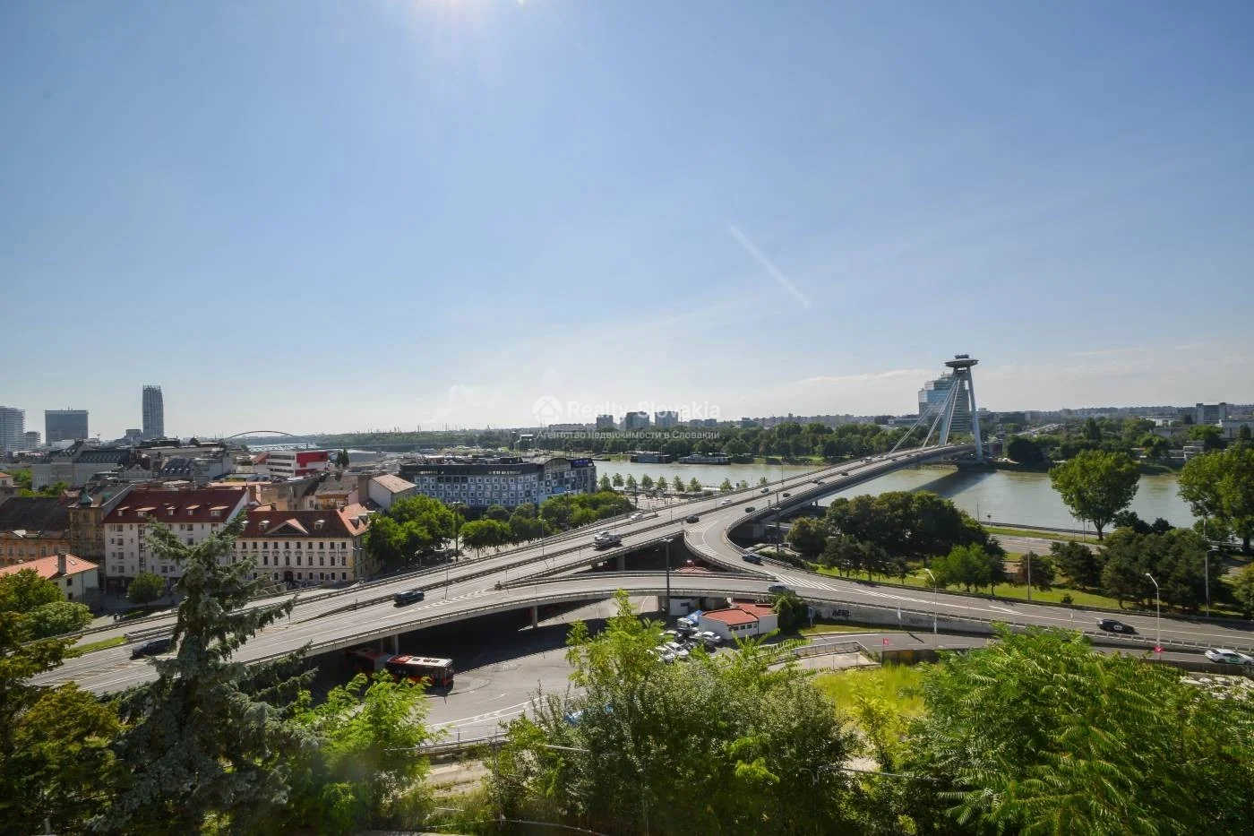 Вид на мост и реку с зелени — 3-к квартира, аренда, Братислава (Старе Место)