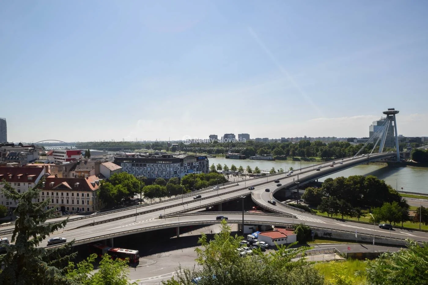 Вид на мост и реку с многоуровневым перекрестком — 3-к квартира, аренда, Братислава (Старе Место)