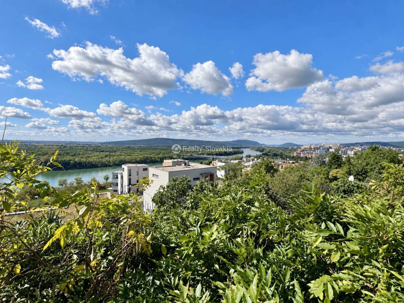 Вид на реку и город с зелени — 4-к квартира, аренда, Братислава (Старе Место)