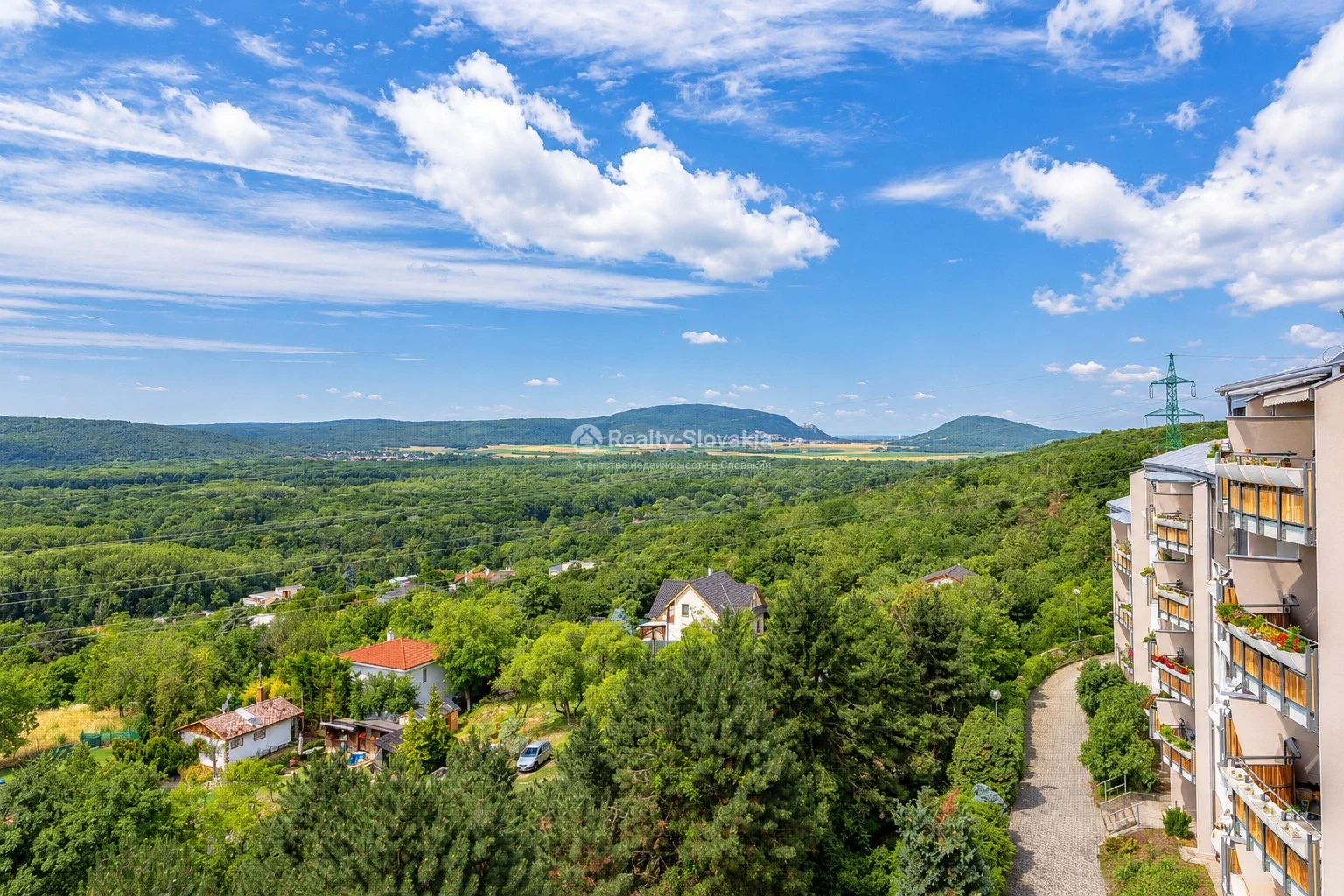 Вид на зеленые холмы и дома — 4-к квартира, аренда, Братислава (Карлова Вес)