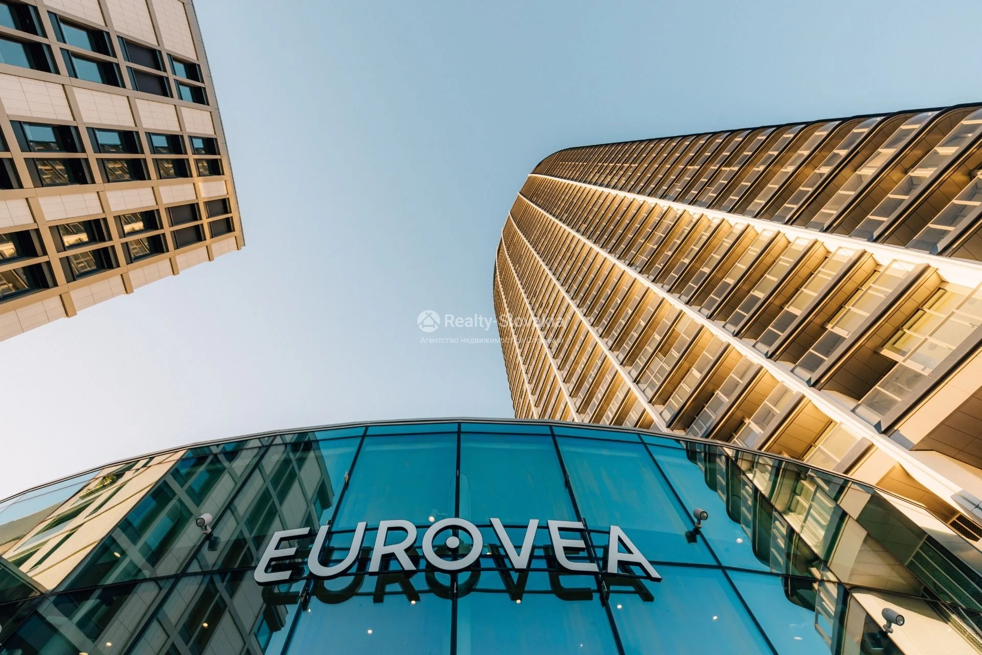 Небоскреб с вывеской Eurovea — 3-к квартира, аренда, Братислава (Ружинов)
