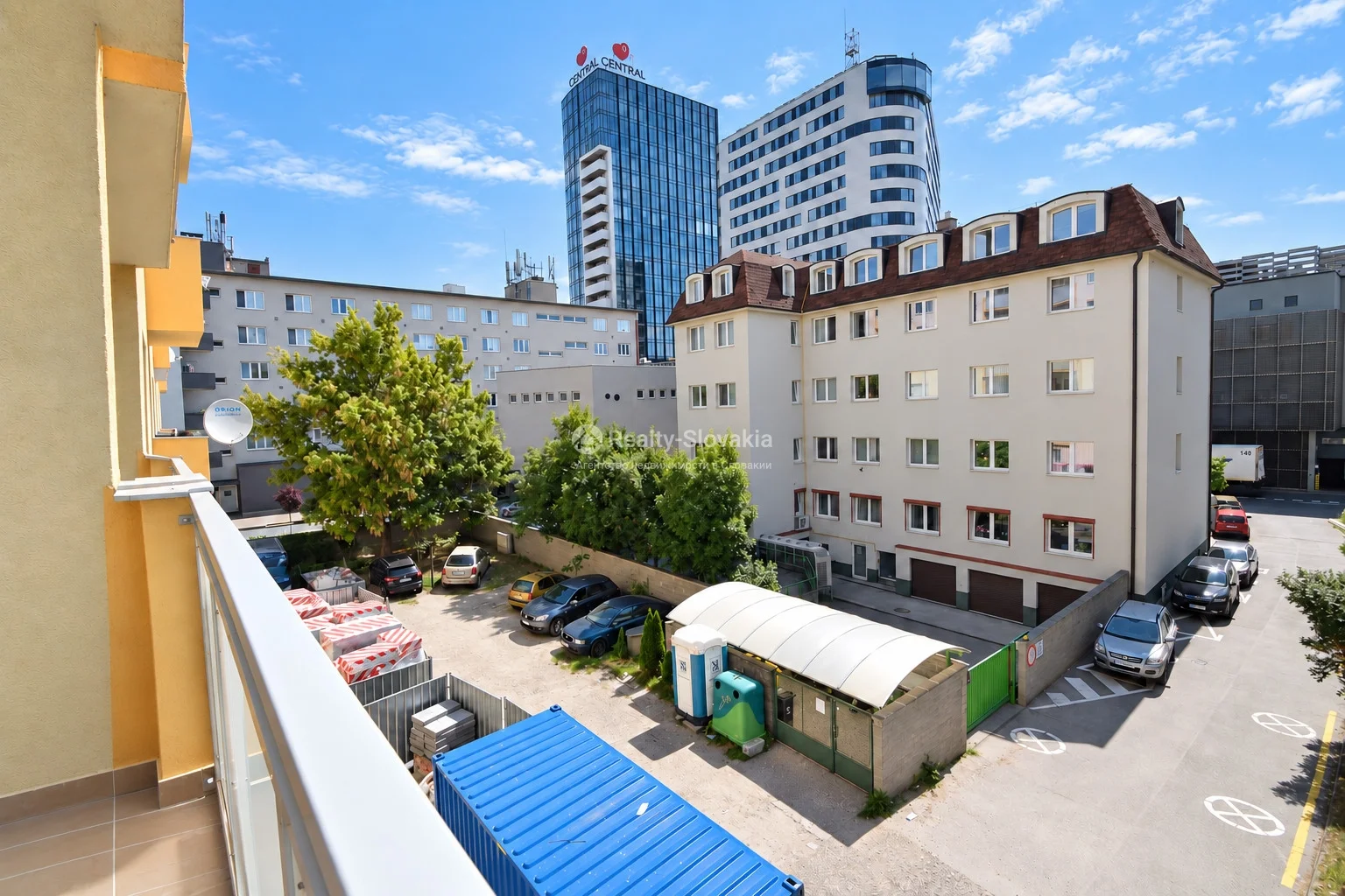 Вид с балкона на жилые дома и парковку — 3-к квартира, аренда, Братислава (Ружинов)
