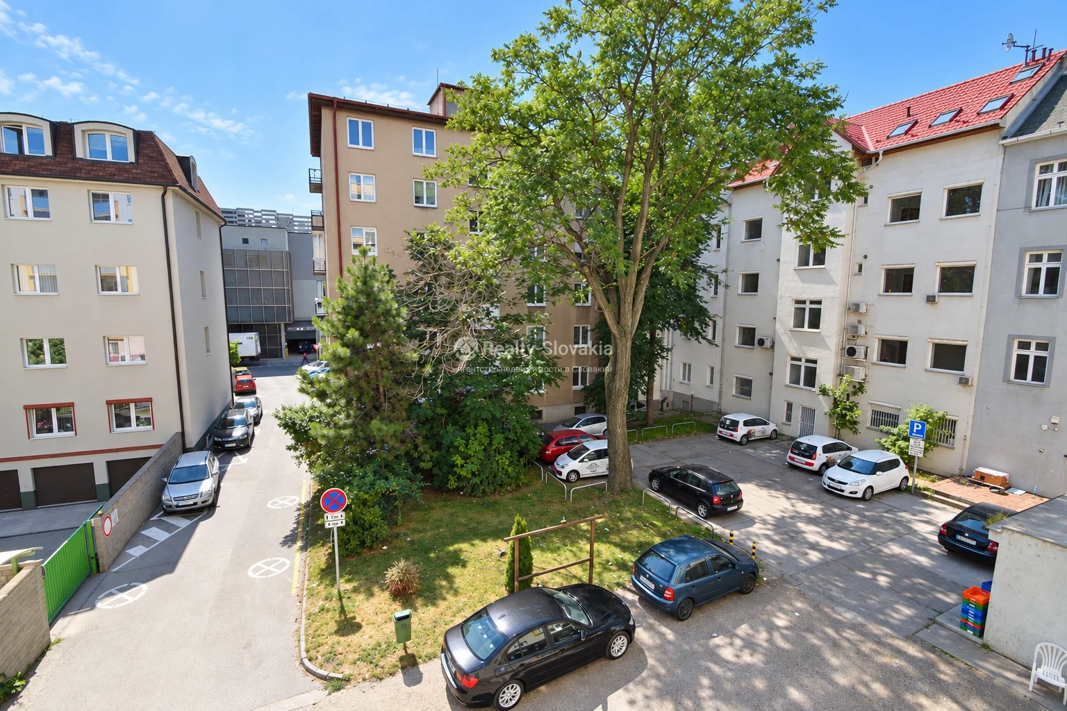 Вид на жилой комплекс с парковкой — 3-к квартира, аренда, Братислава (Ружинов)