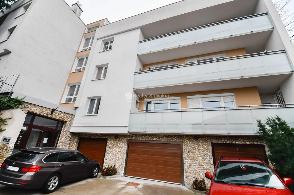 Фасад здания с гаражами и автомобилями — 5-к квартира, аренда, Братислава (Старе Место)