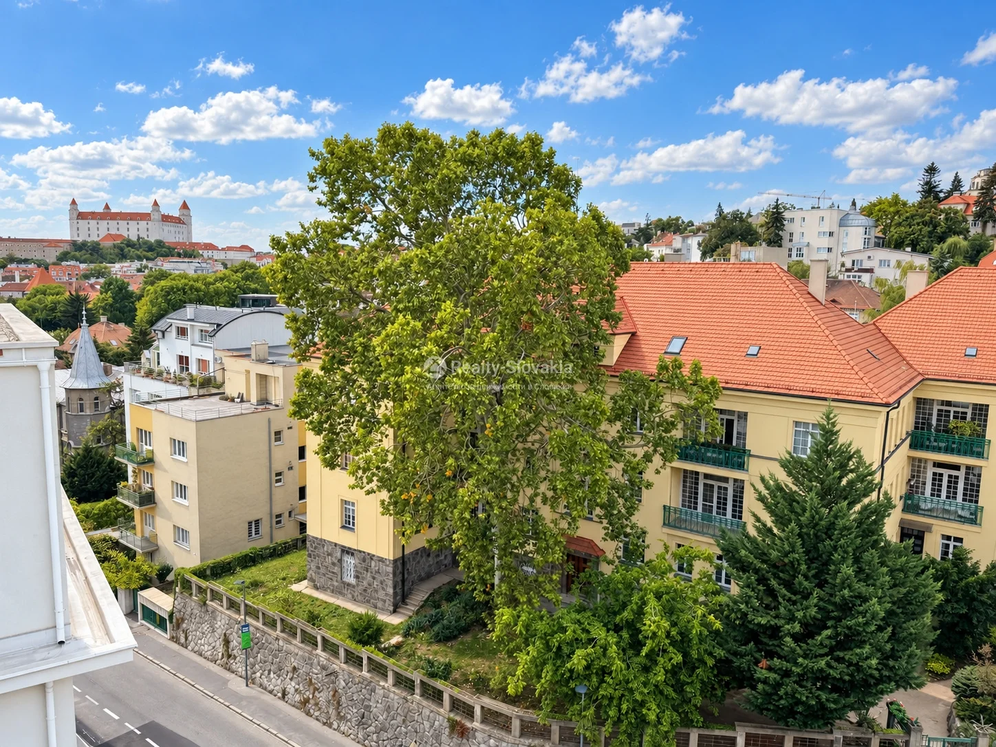 Вид на жилой дом со двора — 3-к квартира, аренда, Братислава (Старе Место)
